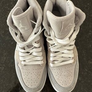 Women’s Air Jordan 1 Mid SE in Particle Grey. Size US 10. Fleece lined. NWT.